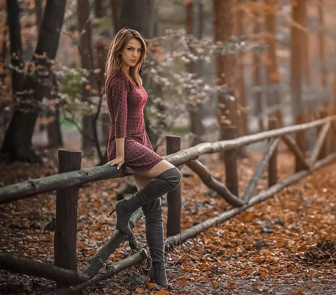 Przepiękna wokalistka disco polo wygląda niezwykle ponętnie! Szpilki podkreślają jej cudowną figurę!